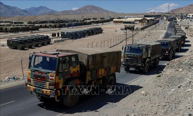 Xe quân sự di chuyển tới khu vực ở Ladakh, nơi có Đường kiểm soát thực tế (LAC) phân giới giữa Trung Quốc và Ấn Độ. Ảnh tư liệu: Reuters/TTXVN