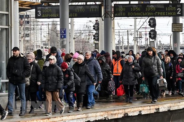 Người dân Ukraine sơ tán khỏi thủ đô Kiev. Ảnh: AFP/TTXVN