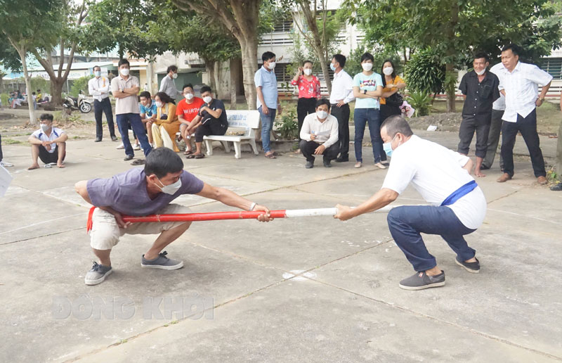 Thi đấu môn Đẩy gậy tại Đại hội TDTT xã điểm Phú Hưng (TP. Bến Tre). Ảnh: A.Nguyệt