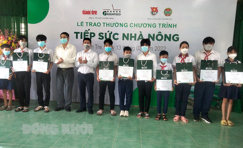 Trao thưởng Chương trình Tiếp sức nhà nông tại huyện Ba Tri Trao thưởng Chương trình Tiếp sức nhà nông dân tại huyện Ba Tri.