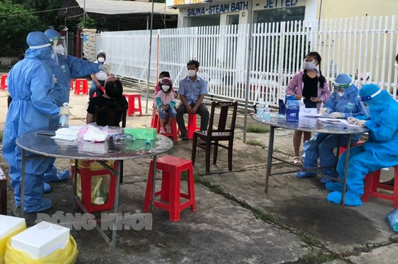 Chiều 14-3-2022, tỉnh có 498 ca mắc Covid-19 Lực lượng y tế test nhanh tầm soát Covid-19.