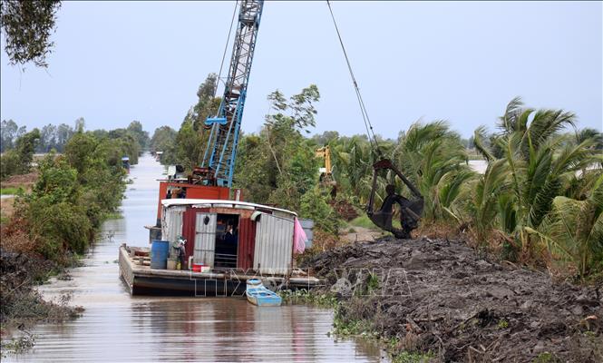 Nạo vét kênh thủy lợi nội đồng trữ nước ứng phó hạn mặn ở huyện Hòn Đất, vùng Tứ giác Long Xuyên (Kiên Giang). Ảnh: Lê Huy Hải/TTXVN