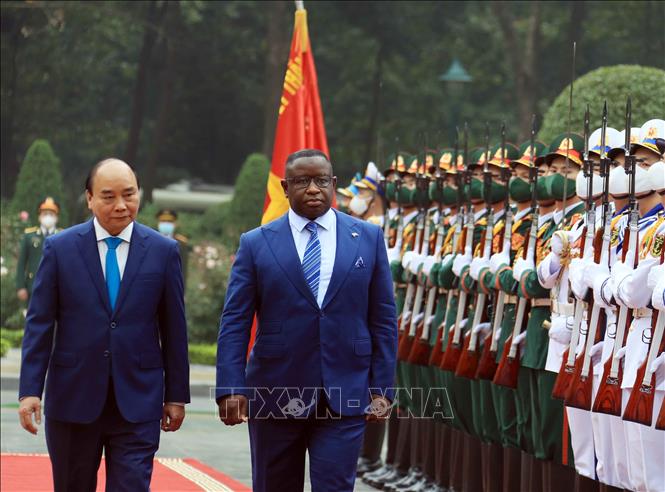 Chủ tịch nước Nguyễn Xuân Phúc và Tổng thống Cộng hòa Sierra Leone Julius Maada Bio duyệt Đội danh dự Quân đội nhân dân Việt Nam. Ảnh: Thống Nhất/TTXVN