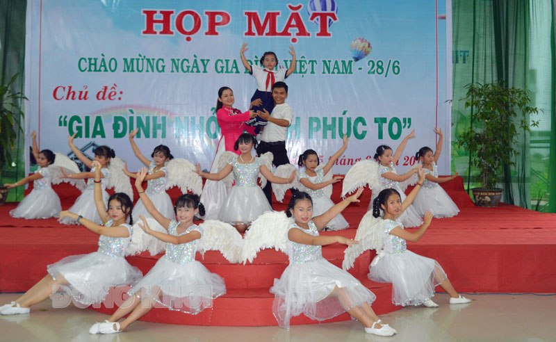 Tổ chức hoạt động hưởng ứng Ngày Quốc tế hạnh phúc 20-3 Biểu diễn nghệ thuật tuyên truyền về gia đình hạnh phúc.