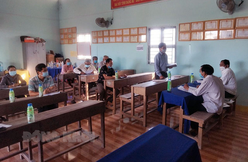 Đổi mới phương thức lãnh đạo của các cấp ủy đối với hoạt động hệ thống chính trị Sinh hoạt Chi bộ ấp Vĩnh Phú, xã Vĩnh Thành, huyện Chợ Lách. Ảnh: T. Lập