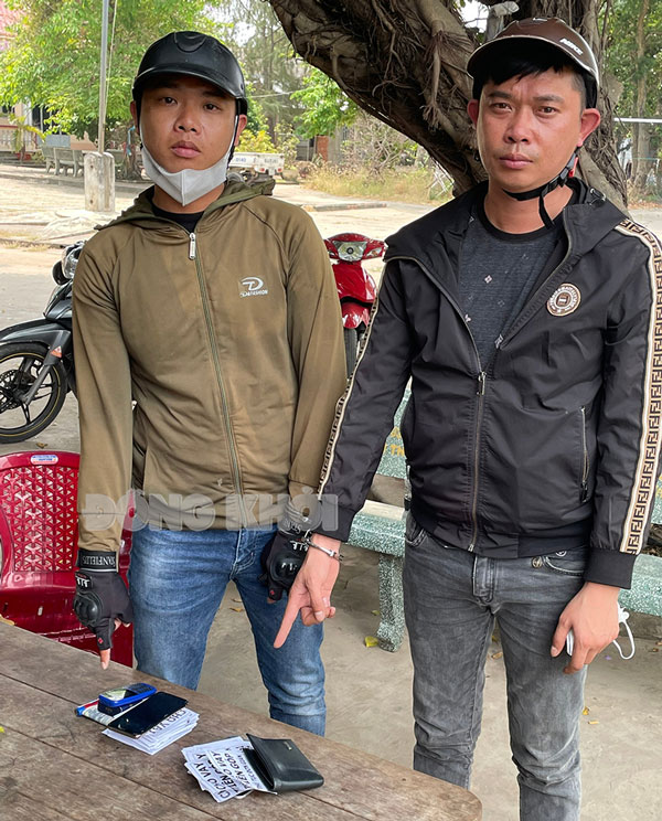 Tin an ninh trật tự ngày 16-3-2022 Hai đối tượng Hiếu và Lợi tại cơ quan công an. Ảnh: Vũ Lê