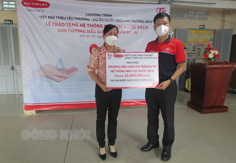 Dai-ichi Life Việt Nam bàn giao hệ thống máy lọc nước uống sạch tại Ba Tri Tổng Giám đốc Dai-ichi Life Việt Nam Trần Đình Quân trao bảng trượng trưng cho Trường Mẫu giáo thị trấn Ba Tri.