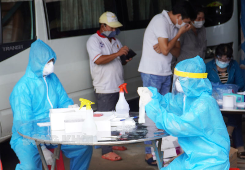 Cán bộ y tế thực hiện nhiệm vụ test nhanh Covid-19.