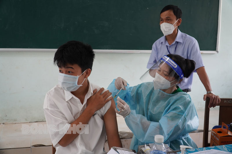 Hưởng ứng chiến dịch tiêm vắc-xin phòng Covid-19 cho trẻ từ 5 - 11 tuổi Học sinh (từ 12 - 17 tuổi) tiêm chủng vắc-xin phòng Covid-19 trước khi trở lại trường học. Ảnh: Phan Hân