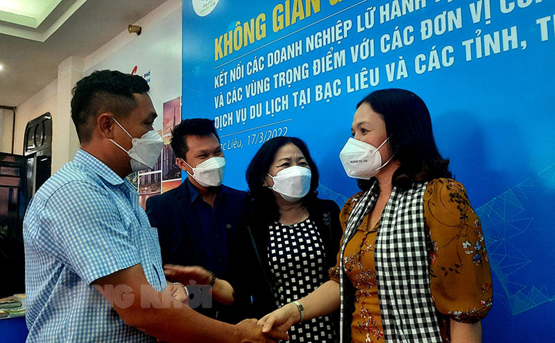 Phó giám đốc Sở Văn hóa, Thể thao và Du lịch Nguyễn Thị Ngọc Dung và đoàn Bến Tre tham quan không gian kết nối du lịch tại Bạc Liêu. Ảnh: CTV