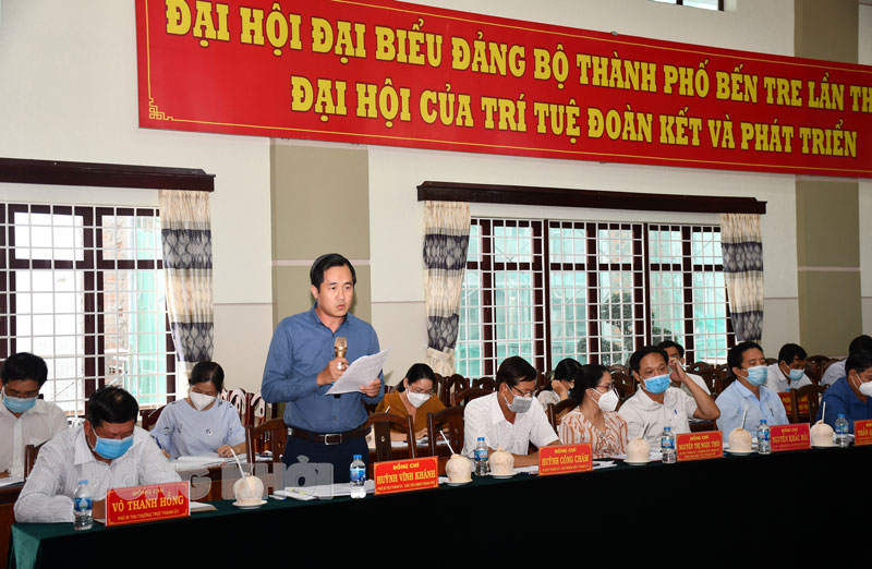 Ban Thường vụ Tỉnh ủy làm việc với Ban Thường vụ Thành ủy TP. Bến Tre Chủ tịch UBND TP. Bến Tre Huỳnh Vĩnh Khánh phát biểu tại buổi làm việc.