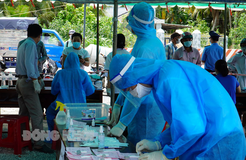 Trưa 18-3-2022, tỉnh có 670 ca mắc Covid-19 Lực lượng y tế thực hiện nhiệm vụ test nhanh.