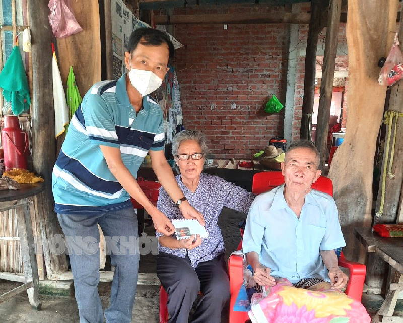 Trao tiền bạn đọc hỗ trợ hoàn cảnh khó khăn của ông Nguyễn Văn Giới ở xã An Thuận Chủ tịch Hội CCB xã An Thuận Huỳnh Út trao tiền của độc giả Hồ Thị Hoàng Yến - Phó bí thư Thường trực Tỉnh ủy, Chủ tịch HĐND tỉnh hỗ trợ cho vợ chồng ông Giới.