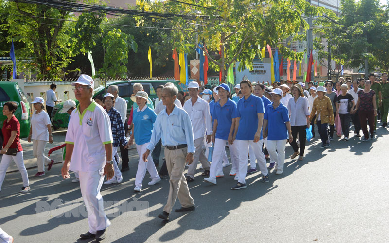 Người dân và học sinh tham gia Ngày Chạy Olympic vì sức khỏe toàn dân.