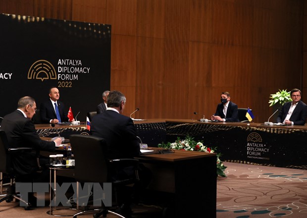Thổ Nhĩ Kỳ tin tưởng Nga và Ukraine có thể đạt thỏa thuận hòa bình Ngoại trưởng Nga Sergei Lavrov (trái), Ngoại trưởng Ukraine Dmytro Kuleba (phải) và Ngoại trưởng Thổ Nhĩ Kỳ Mevlut Cavusoglu tại cuộc đàm phán ở Antalya, Thổ Nhĩ Kỳ, ngày 10-3-2022. (Ảnh: AFP/TTXVN)