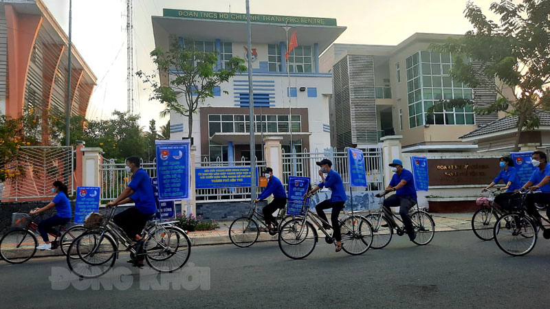 Đoàn viên, thanh niên TP. Bến Tre tuyên truyền về dịch vụ công trực tuyến. Ảnh: Thành đoàn