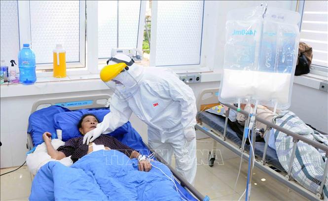 Ngày 21-3-2022, số ca F0 của Hà Nội tiếp tục giảm Điều trị bệnh nhân COVID-19. Ảnh: TTXVN