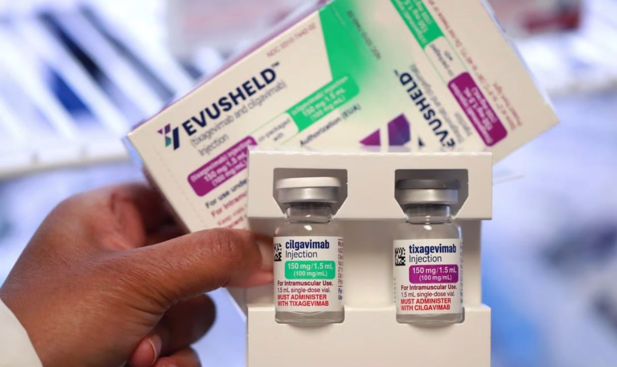 Thuốc kháng thể đơn dòng Evusheld dạng tiêm của AstraZeneca. Ảnh: AFP