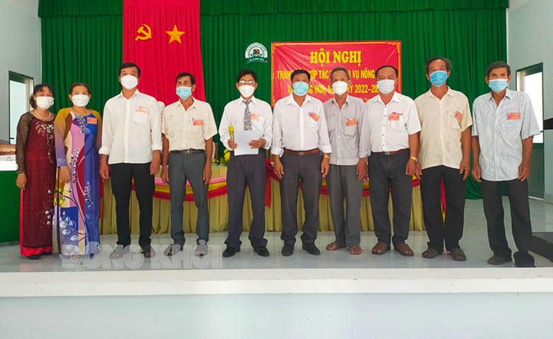 Hội đồng quản trị Hợp tác xã dịch vụ nông nghiệp Lương Hòa nhiệm kỳ 2022-2026 ra mắt. Ảnh: Diệu Hiền