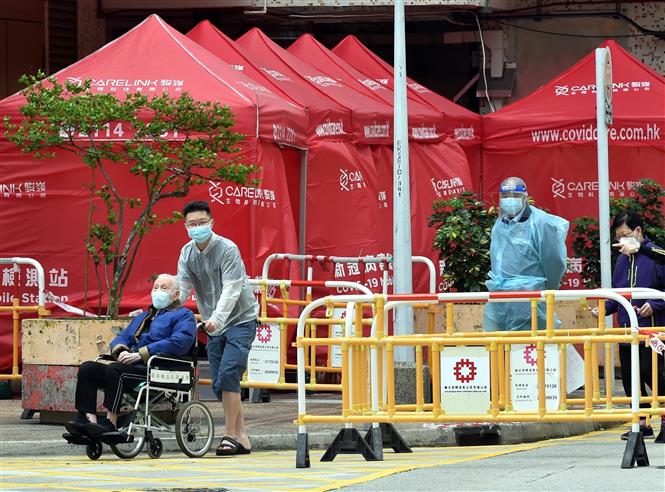 Hàn Quốc thắt chặt quy định nhập cảnh với Việt Nam, ca mắc mới tăng mạnh ở Đức và Pháp Một điểm xét nghiệm COVID-19 tại Hong Kong, Trung Quốc ngày 20-3-2022. Ảnh: THX/TTXVN