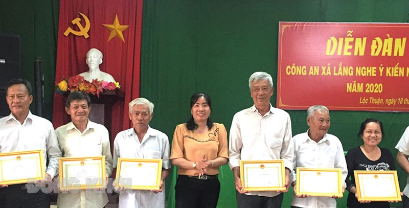 Chủ tịch UBND xã Lộc Thuận Lê Thị Thu Dung trao giấy khen cho các cá nhân có thành tích trong phong trào Toàn dân bảo vệ an ninh Tổ quốc. Ảnh: CTV