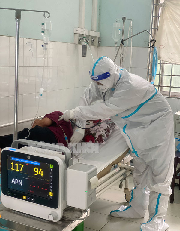 Giảm thiểu tác động Covid-19, tập trung nguồn lực, tăng cường phát hiện bệnh lao Bác sĩ Bệnh viện Lao và Bệnh phổi chăm sóc bệnh nhân. Ảnh: Phan Hân