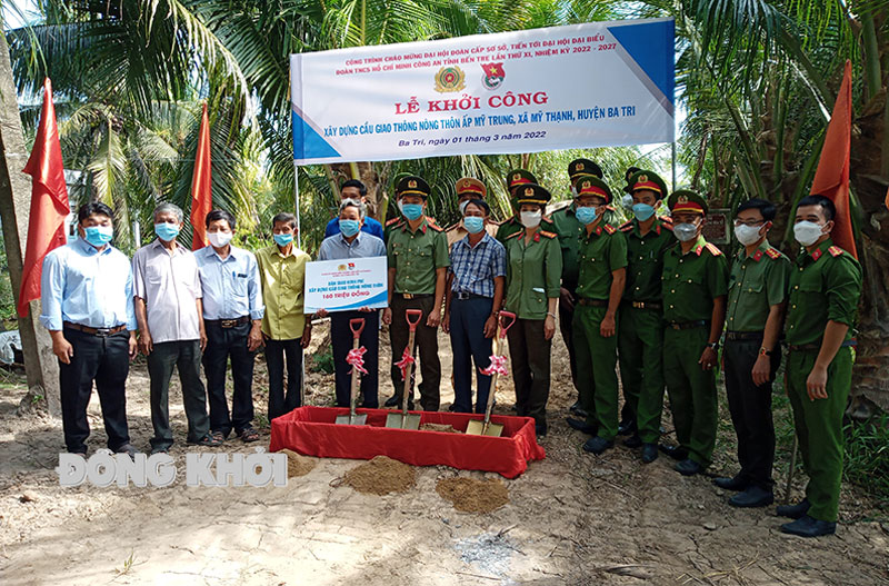 Đoàn thanh niên Công an tỉnh bàn giao kinh phí xây dựng cầu cho UBND xã Mỹ Thạnh, huyện Ba Tri. Ảnh: Minh Tân