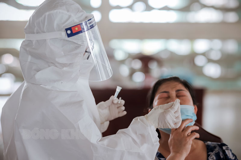 Test nhanh tầm soát Covid-19.