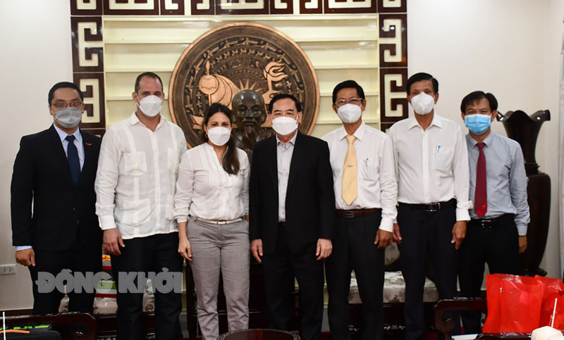 Tiếp và chào xã giao với Tổng lãnh sự Cuba tại TP. Hồ Chí Minh Đại biểu chụp ảnh lưu niệm.