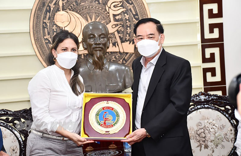 Tiếp và chào xã giao với Tổng lãnh sự Cuba tại TP. Hồ Chí Minh Chủ tịch UBND tỉnh Trần Ngọc Tam tặng quà lưu niệm cho bà Ariadne Feo Labrada.