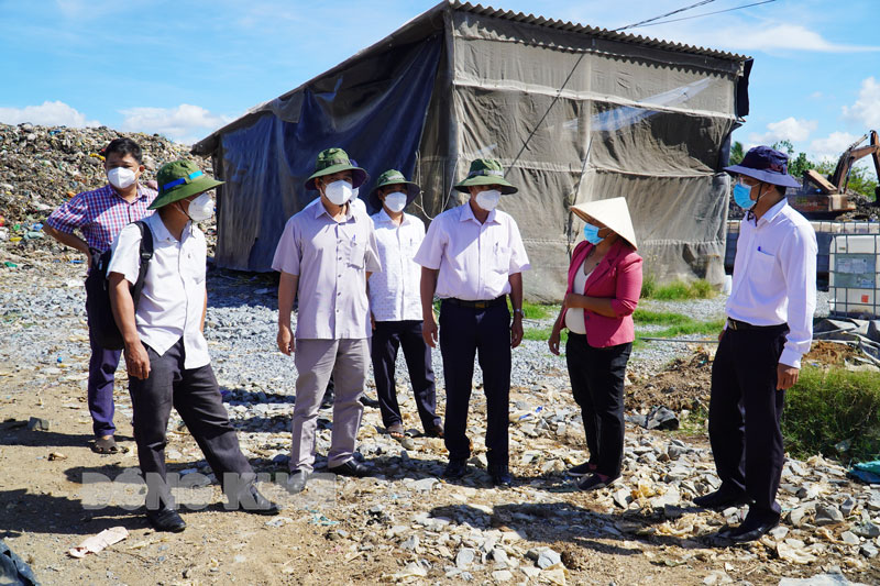 Đoàn khảo sát bãi rác huyện Thạnh Phú.