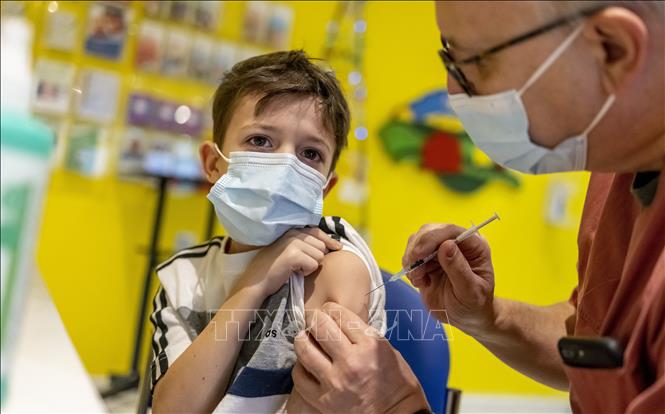 Nhân viên y tế tiêm vaccine ngừa COVID-19 cho trẻ em tại Berlin, Đức. Ảnh: AFP/TTXVN