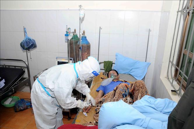 Ngày 24-3-2022, Việt Nam có 120.000 ca F0 mới, Hà Nội xuống mức hơn 12.000 ca Điều trị bệnh nhân COVID-19. Ảnh: TTXVN