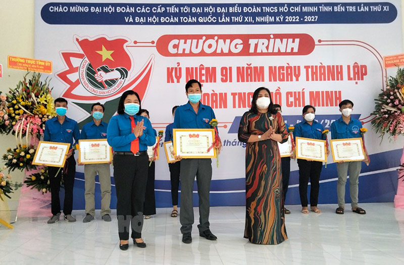 Phó bí thư Thường trực Tỉnh ủy - Chủ tịch HĐND tỉnh Hồ Thị Hoàng Yến trao bằng khen tuyên dương Bí thư chi đoàn tiêu biểu.