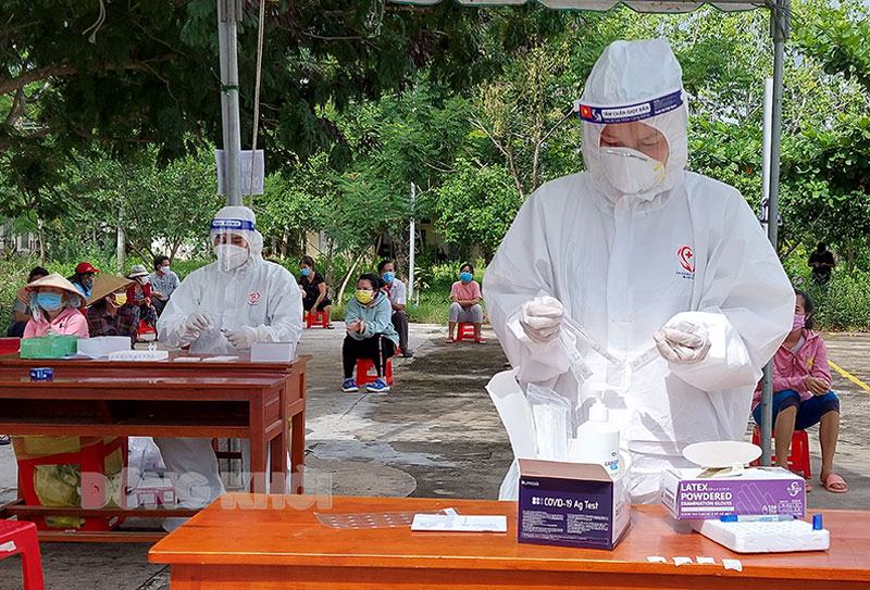 Cán bộ y tế làm nhiệm vụ test nhanh. Ảnh: Phan Hân