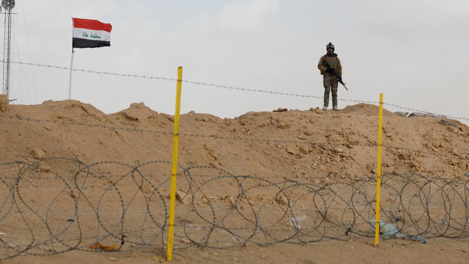 Iraq xây tường dọc biên giới với Syria nhằm ngăn chặn các phần tử IS Iraq đã bắt đầu xây dựng hàng rào dọc biên giới Syria để ngăn chặn những kẻ khủng bố xâm nhập vào nước này vào năm 2018. Ảnh: Reuters