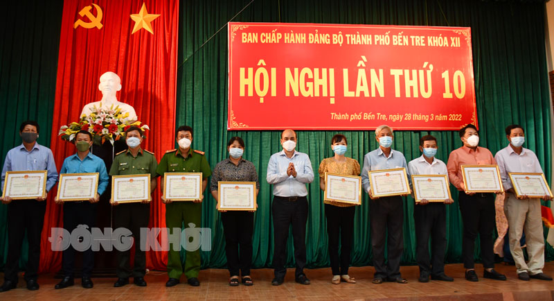 Hội nghị mở rộng sơ kết thực hiện Nghị quyết Thành ủy quý I năm 2022 Trao giấy khen cho các tổ chức cơ sở đảng hoàn thành xuất sắc nhiệm vụ năm 2021.