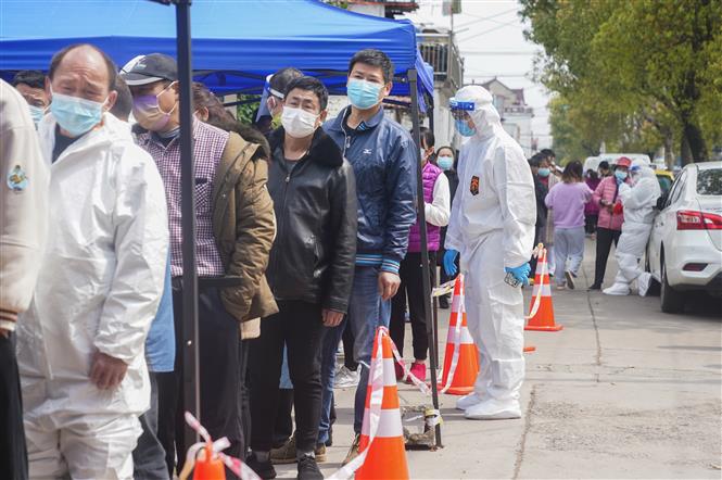 Một điểm xét nghiệm COVID-19 tại Thượng Hải, Trung Quốc ngày 26-3-2022. Ảnh: THX/TTXVN