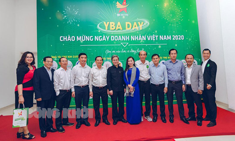 Kỳ vọng Đại hội mang tâm huyết và trí tuệ tuổi trẻ Chủ tịch UBND tỉnh Trần Ngọc Tam chúc mừng Hội Doanh nhân trẻ tỉnh nhân Ngày Doanh nhân Việt Nam 13-10-2020.  Ảnh: CTV