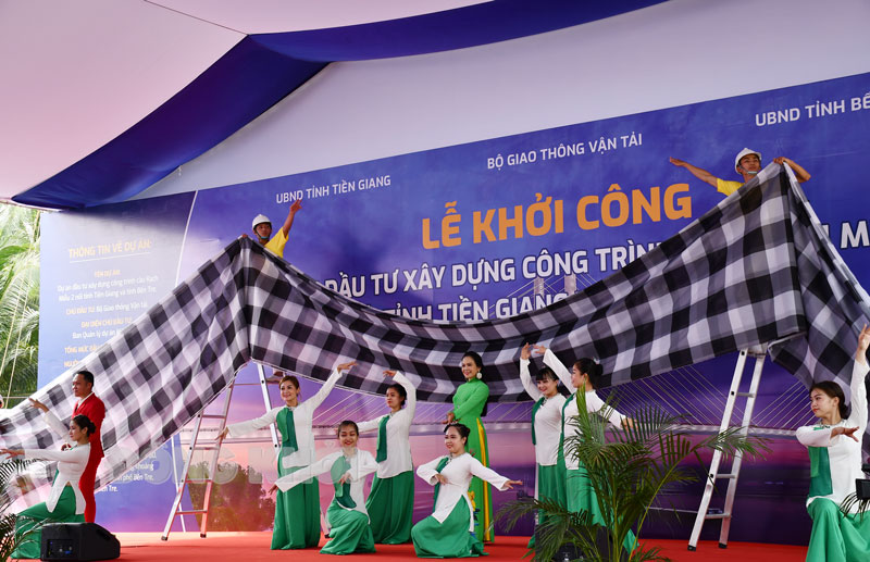 Văn nghệ chào mừng lễ khởi công. Ảnh: Hữu Hiệp