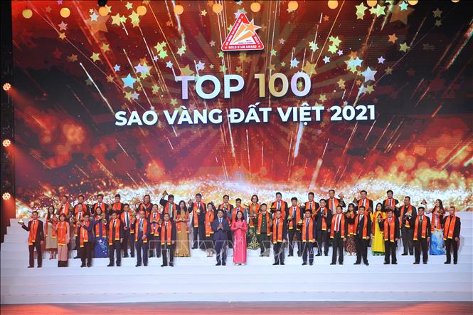 Tôn vinh 200 thương hiệu Việt Nam tiêu biểu Phó chủ tịch nước Võ Thị Ánh Xuân trao Top 100 Sao Vàng đất Việt cho các doanh nghiệp. Ảnh: Minh Đức/TTXVN