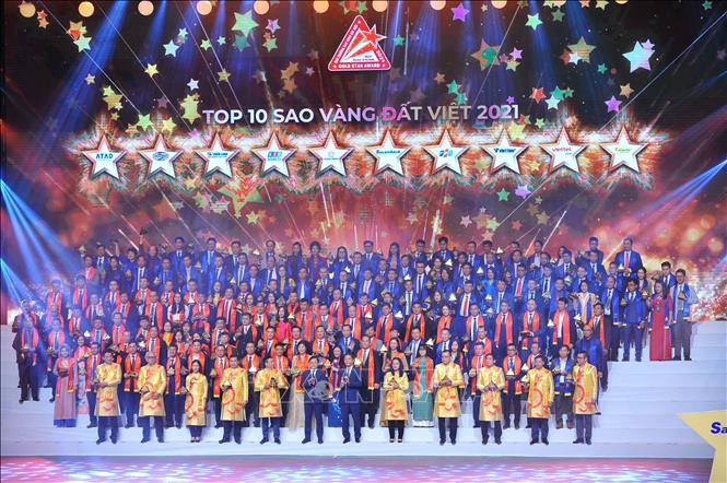 Tôn vinh 200 thương hiệu Việt Nam tiêu biểu Trưởng Ban Kinh tế Trung ương Trần Tuấn Anh, Bí thư thứ nhất Trung ương Đoàn Nguyễn Anh Tuấn trao Top 10 Sao Vàng đất Việt cho các doanh nghiệp. Ảnh: Minh Đức/TTXVN