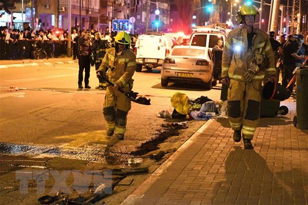 Thủ tướng Israel triệu tập họp khẩn sau vụ tấn công ở Tel Aviv Cảnh sát điều tra tại hiện trường vụ xả súng ở Bnei Brak, ngoại ô Tel Aviv, Israel ngày 29-3-2022. (Ảnh: THX/TTXVN)