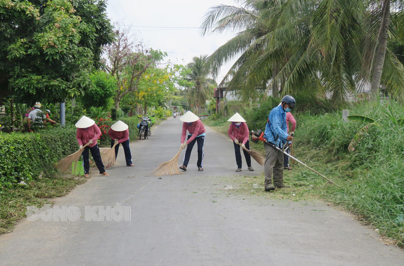 Phụ nữ tham gia bảo vệ môi trường Câu lạc bộ Phụ nữ với môi trường ấp Giồng Kiến ra quân dọn dẹp môi trường ở địa phương.