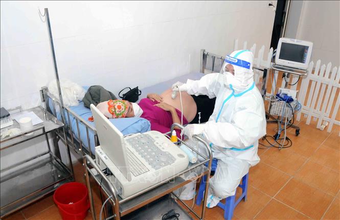 Ngày 31-3-2022, cả nước ghi nhận 80.838 ca nhiễm mới SARS-CoV-2 Điều trị bệnh nhân COVID-19 tại cơ sở y tế. Ảnh: TTXVN.