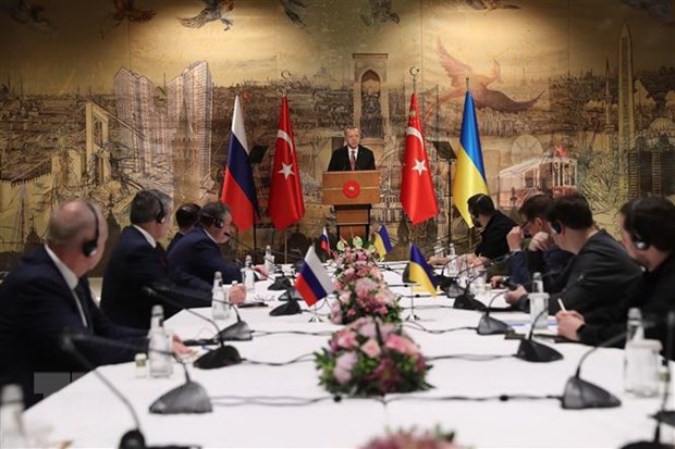 Tổng thống Thổ Nhĩ Kỳ Recep Tayyip Erdogan (giữa) trong cuộc gặp phái đoàn Nga (trái) và Ukraine (phải) tại thành phố Istanbul, ngày 29-3-2022. Ảnh: THX/TTXVN