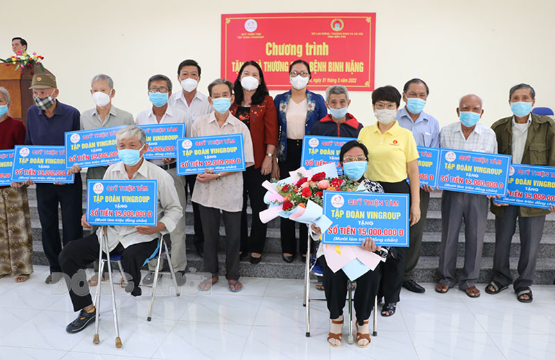 Trao tặng quà cho 239 thương binh, bệnh binh Các thương binh, bệnh binh tại buổi lễ trao quà.