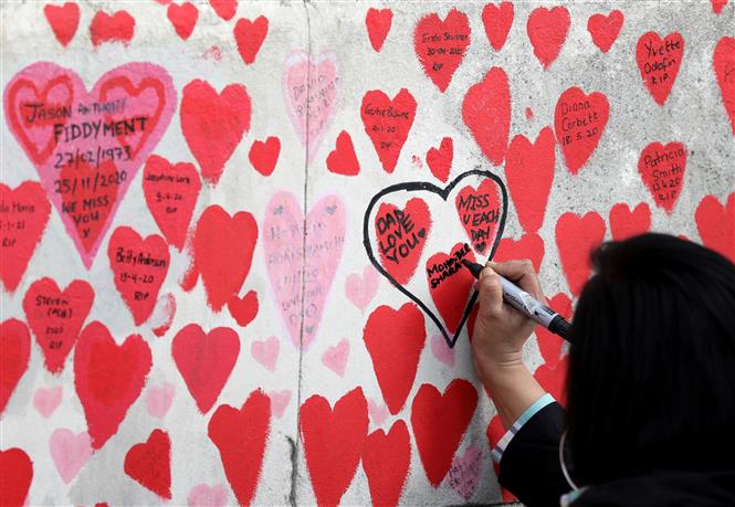 Ca mắc mới xuống dưới 1 triệu, Nhiều nước châu Âu "mở toang" biên giới Viết thông điệp lên bức tường tưởng nhớ các bệnh nhân nhiễm COVID-19 ở London, Anh, ngày 27-3-2022. Ảnh: THX/TTXVN