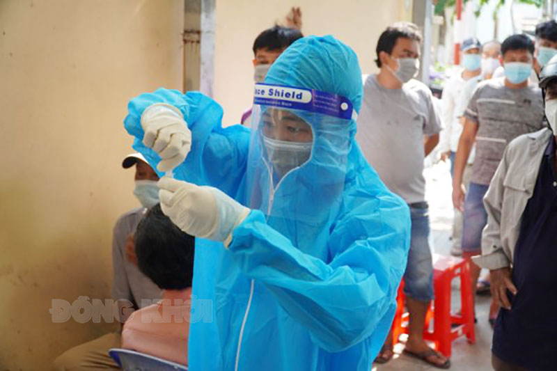 Trưa 2-4-2022, tỉnh có 112 ca mắc Covid-19 Cán bộ y tế làm nhiệm vụ test nhanh Covid-19.