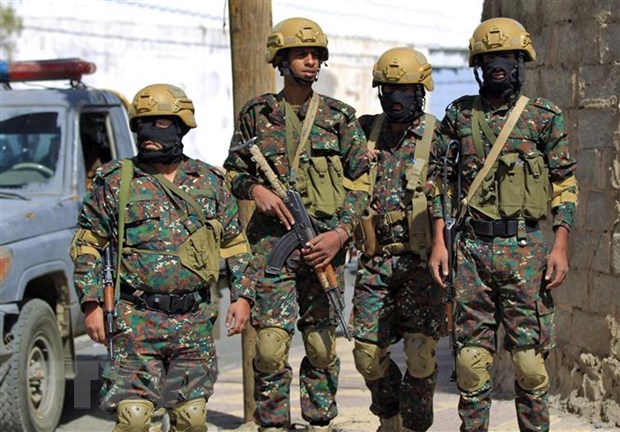 Thỏa thuận ngừng bắn chính thức có hiệu lực tại Yemen Lực lượng trung thành với phiến quân Houthi tham gia cuộc diễu hành nhân một sự kiện ở Sanaa, Yemen ngày 31-3. (Ảnh: AFP/TTXVN)